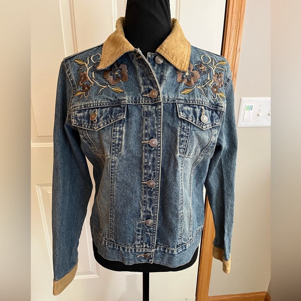 Vintage Faded Glory embroidered floral jean jacket with faux suede trim. Medium